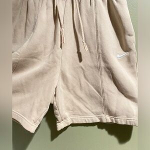 Women’s Nike club fleece mid-rise S beige shorts